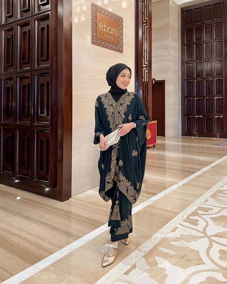 outfit kondangan one set ala Meirani Amalia (instagram.com/meiraniap)