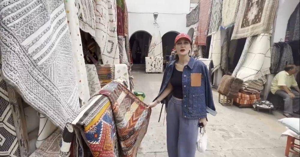 Luna Maya nawar karpet di Maroko (youtube.com/lunamayachannel)