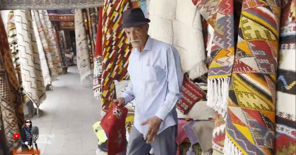 Luna Maya nawar karpet di Maroko (youtube.com/lunamayachannel)