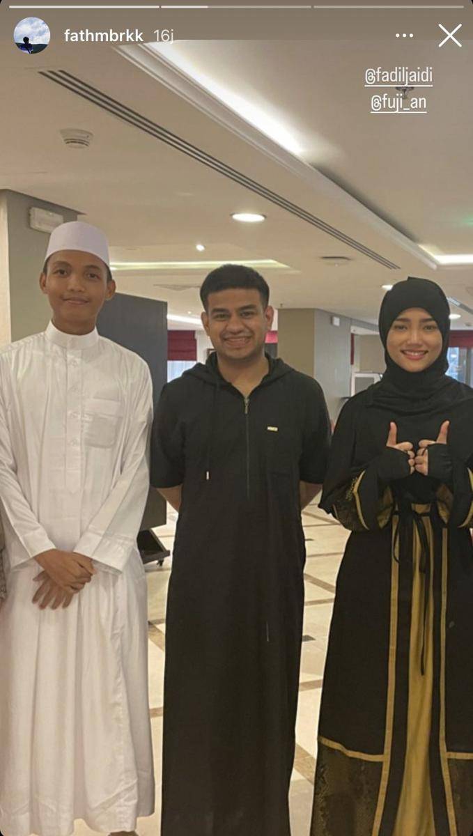 potret Fuji tampil anggun berhijab saat umrah (Instagram.com/fathmbrkk)