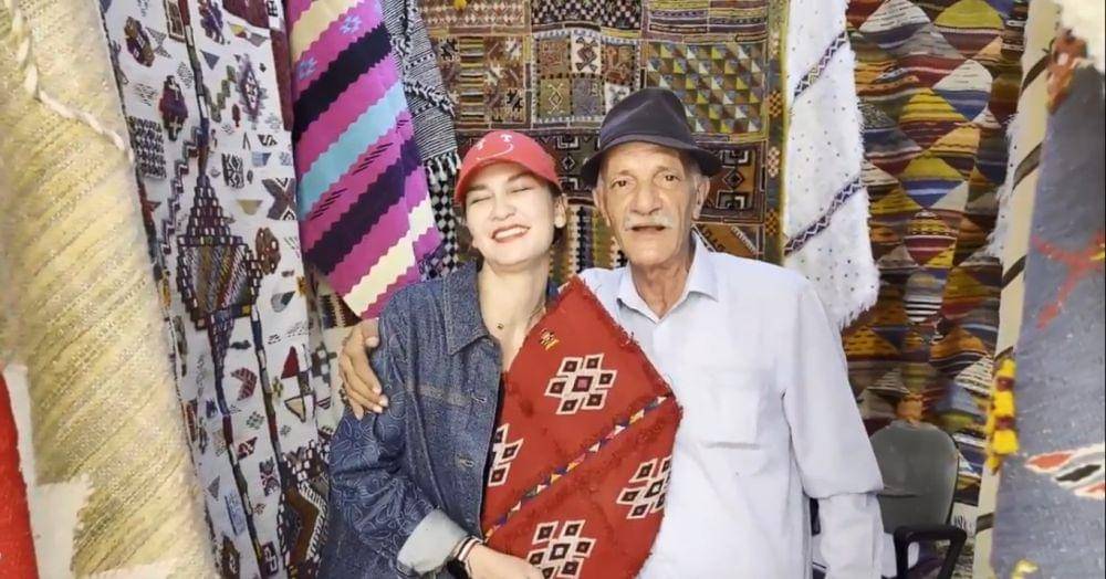 Luna Maya nawar karpet di Maroko (youtube.com/lunamayachannel)