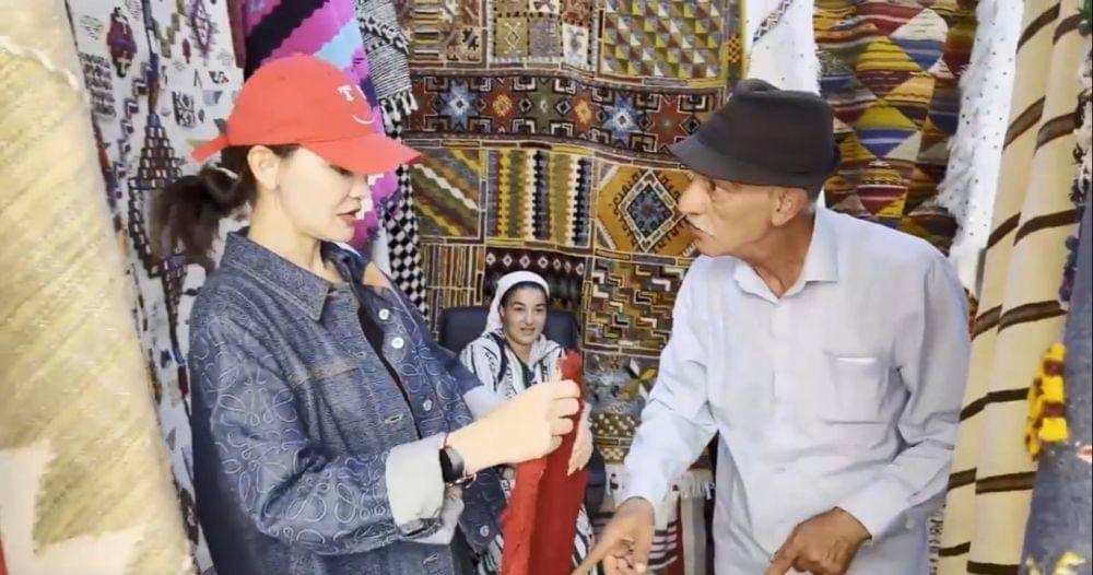 Luna Maya nawar karpet di Maroko (youtube.com/lunamayachannel)