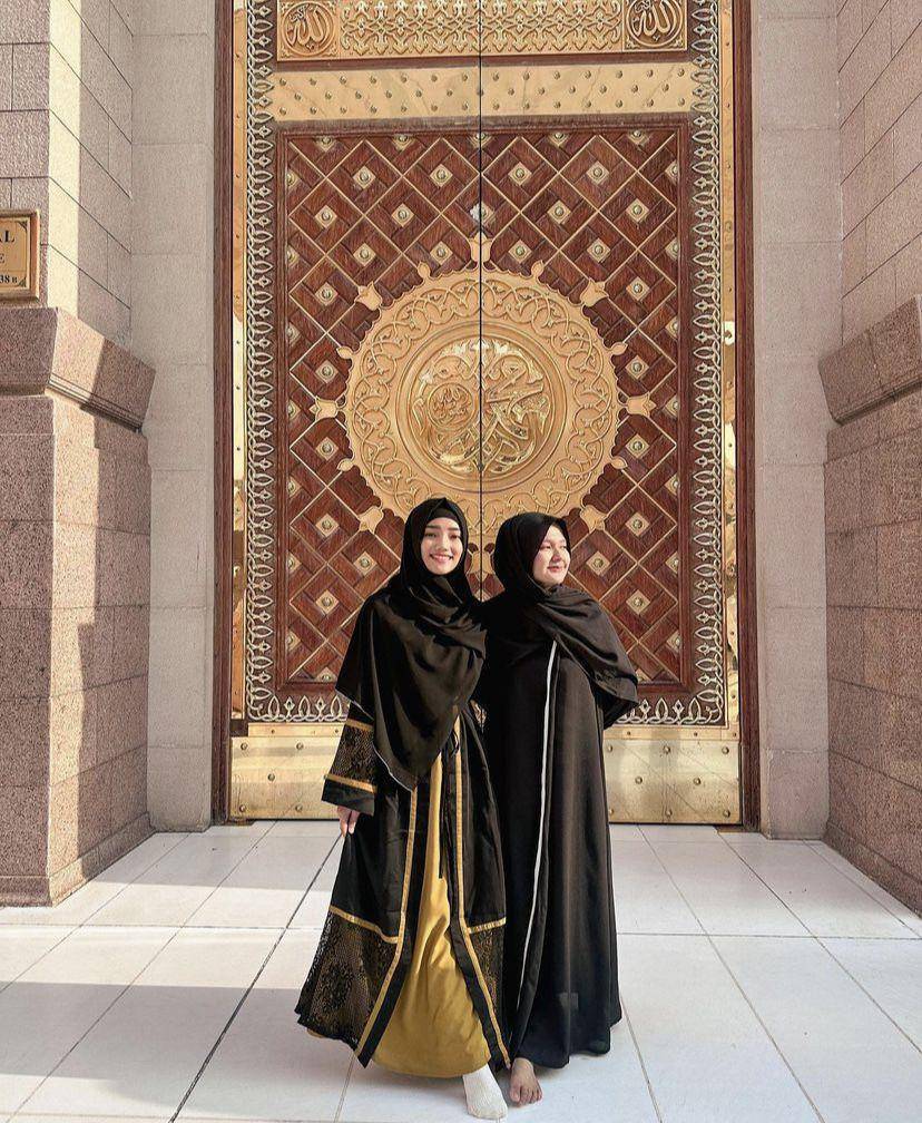 potret Fuji tampil anggun berhijab saat umrah (Instagram.com/fuji_an)