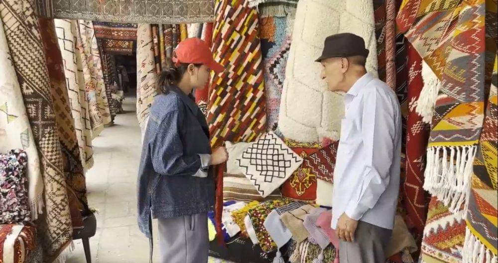 Luna Maya nawar karpet di Maroko (youtube.com/lunamayachannel)