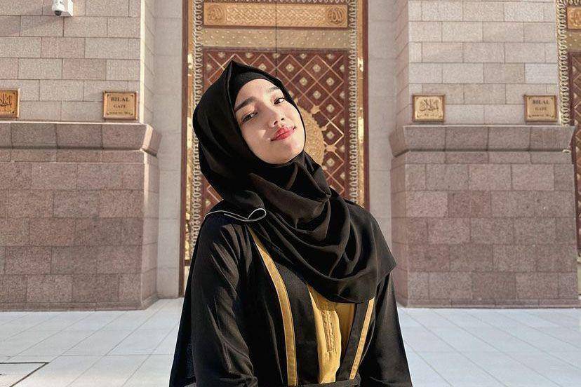 potret Fuji tampil anggun berhijab saat umrah (Instagram.com/fuji_an)