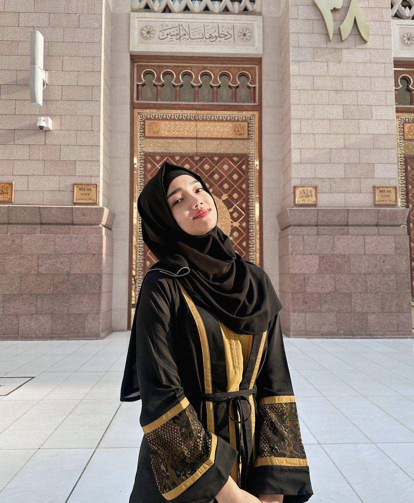 potret Fuji tampil anggun berhijab saat umrah (Instagram.com/fuji_an)
