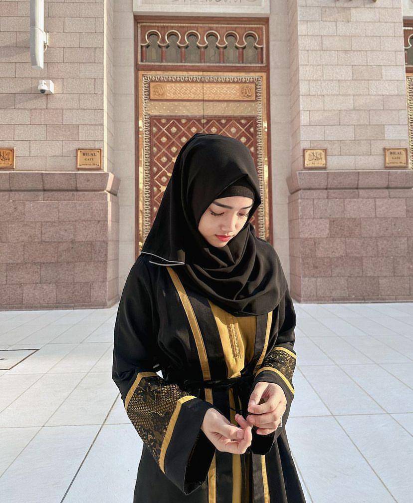 potret Fuji tampil anggun berhijab saat umrah (Instagram.com/fuji_an)