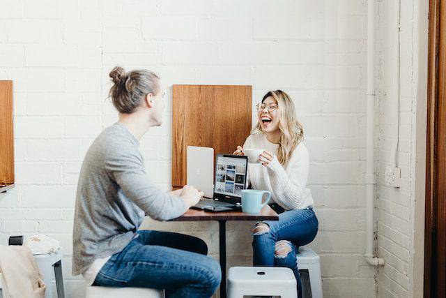 ilustrasi sedang bergosip (unsplash.com/Brooke Cagle)