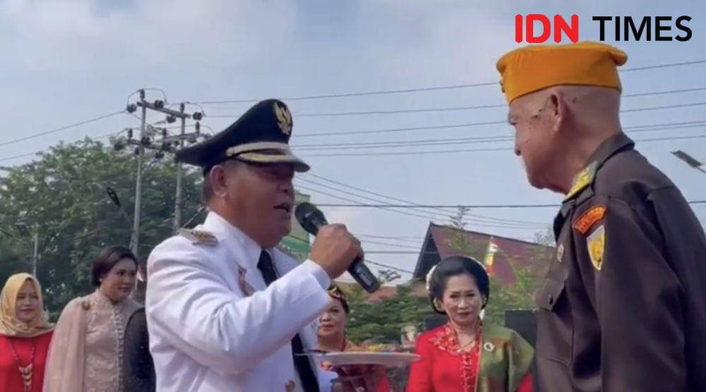 Bupati Sanggau, Paolus Hadi saat berinteraksi dengan warga. (IDN Times/Istimewa).