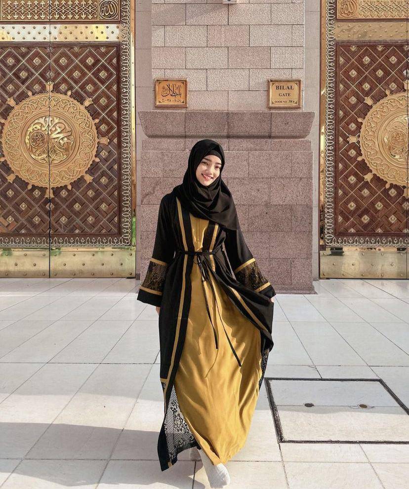 potret Fuji tampil anggun berhijab saat umrah (Instagram.com/fuji_an)