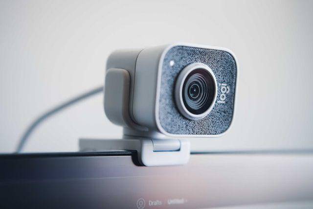 ilustrasi webcam (unsplash.com/@emilianocicero)