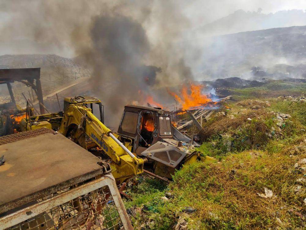 Alat Berat yang tak Terpakai di TPA Sarimukti Terbakar. (Dok/BPBD KBB)