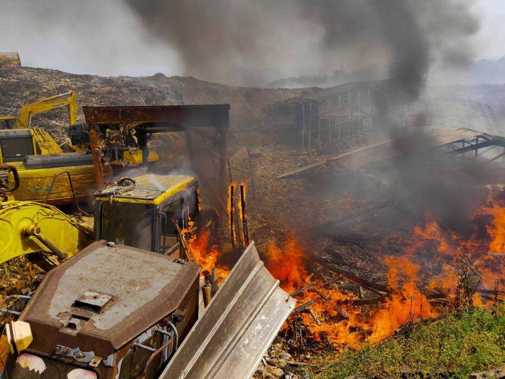 Alat Berat yang tak Terpakai di TPA Sarimukti Terbakar. (Dok/BPBD KBB)