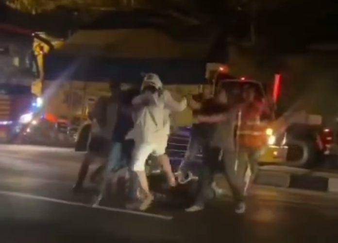 Pengendara motor diamuk saat berusaha menghadang bus yang melawan arah. Dok Istimewa