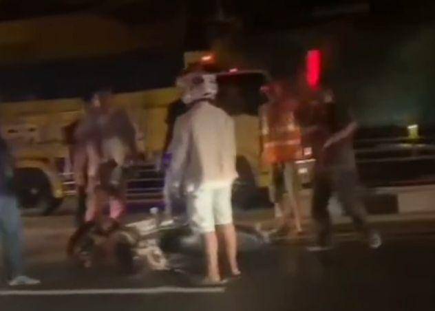 Pengendara motor diamuk saat berusaha menghadang bus yang melawan arah. Dok Istimewa