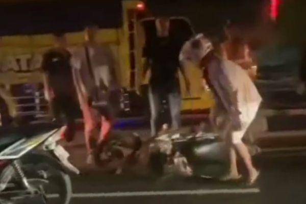 Pengendara motor diamuk saat berusaha menghadang bus yang melawan arah. Dok Istimewa