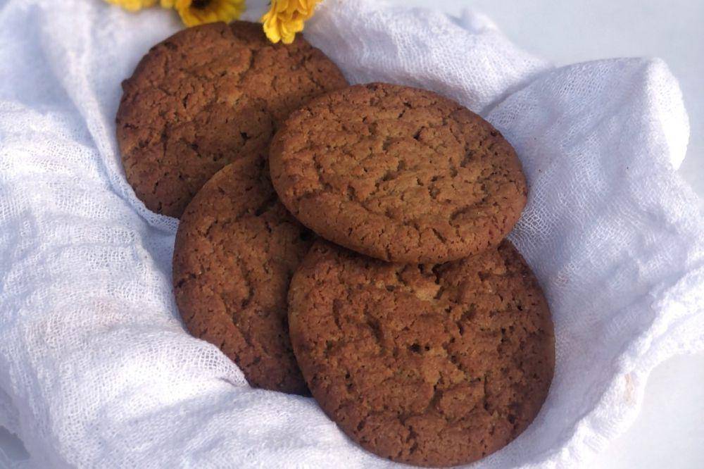 Gingersnap cookies (pexels.com/Alina Gribanova)