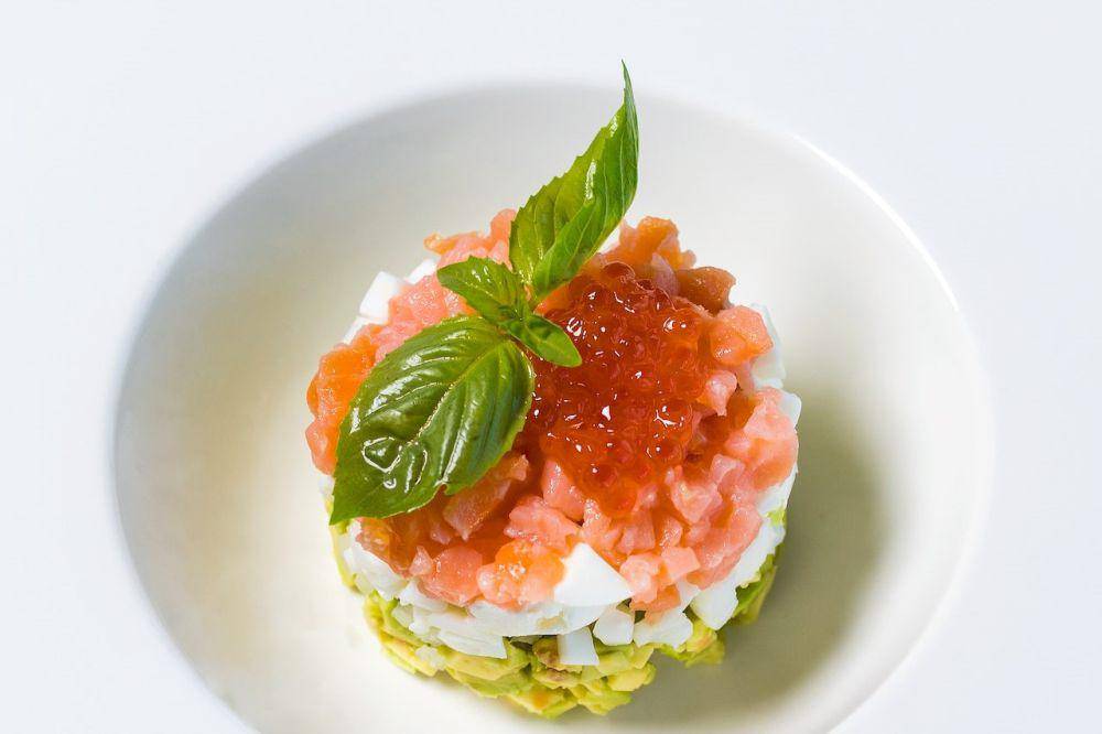 Hidangan dari salmon mentah (pexels.com/Farhad Ibrahimzade)