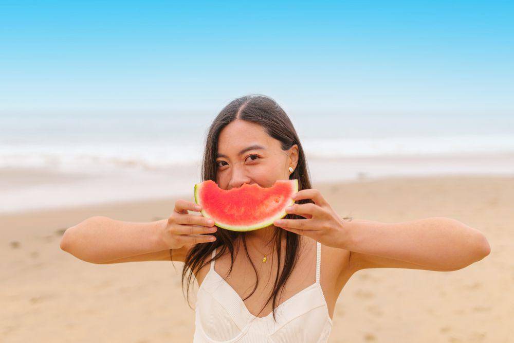 ilustrasi memakan semangka (pexels.com/RDNE Stock project)