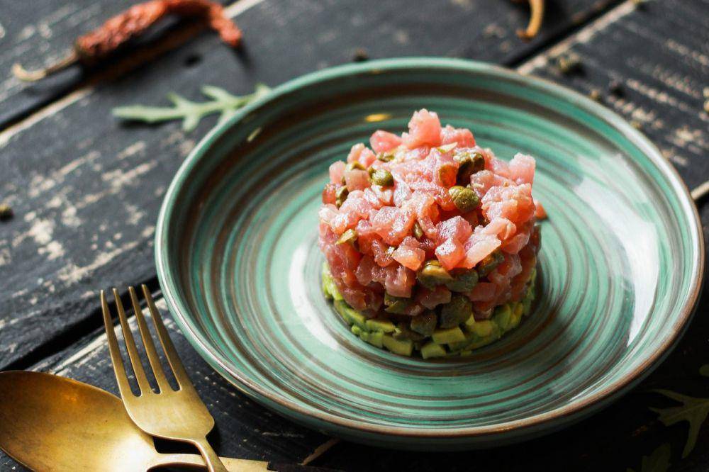 Salmon tartare (pexels.com/Vladimir Gladkov)