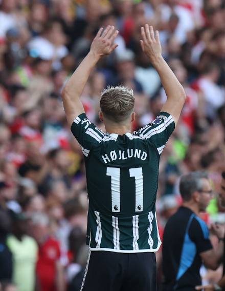 Rasmus Hojlund menggunakan nomor punggung 11 (twitter.com/ManUtd)