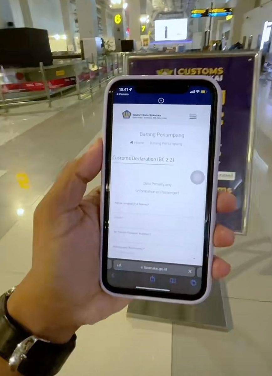 Ilustrasi mengisi customs declaration (tiktok.com/@beacukairi)