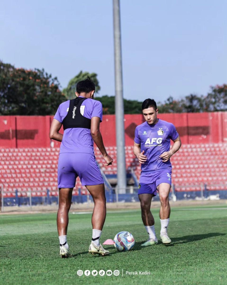 Simen Lyngbo saat berlatih bersama Persik Kediri. instagram.com/persikfcofficial