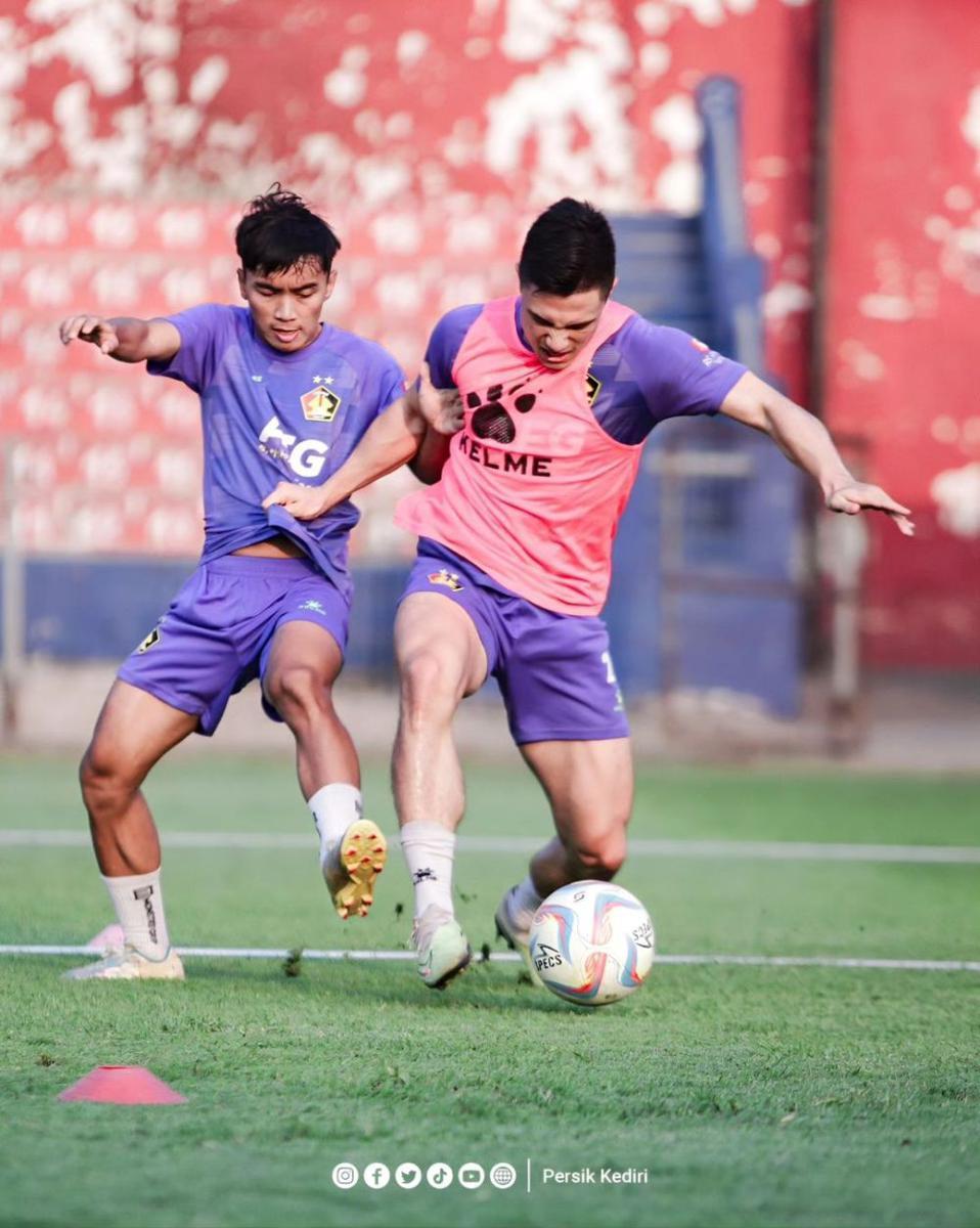Simen Lyngbo saat berlatih bersama Persik Kediri. instagram.com/persikfcofficial