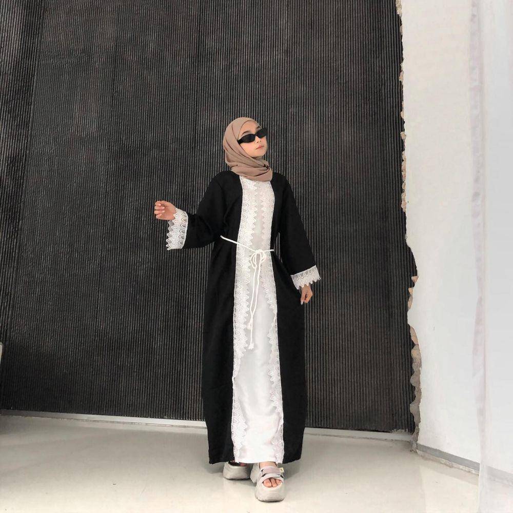 OOTD hijab monokrom (instagram.com/zahraanrl)