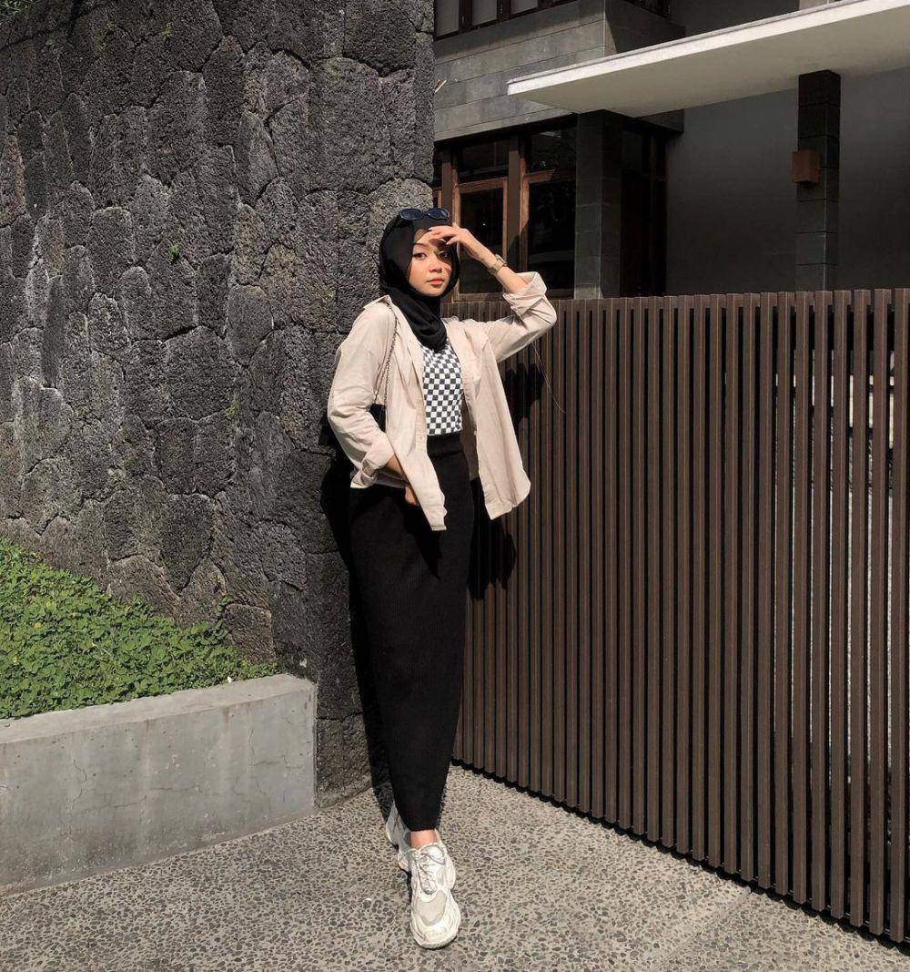 OOTD hijab monokrom (instagram.com/zahraanrl)