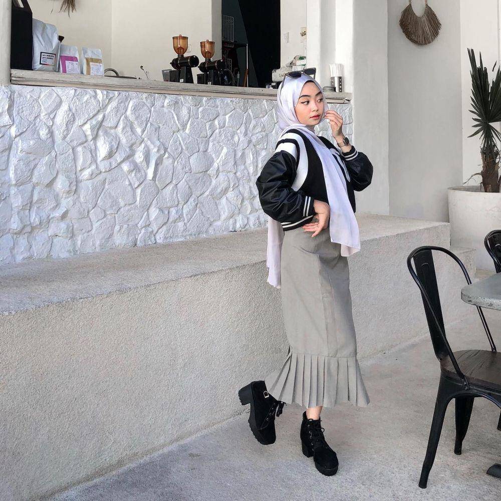 OOTD hijab monokrom (instagram.com/zahraanrl)