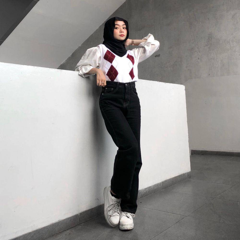 OOTD hijab monokrom (instagram.com/zahraanrl)