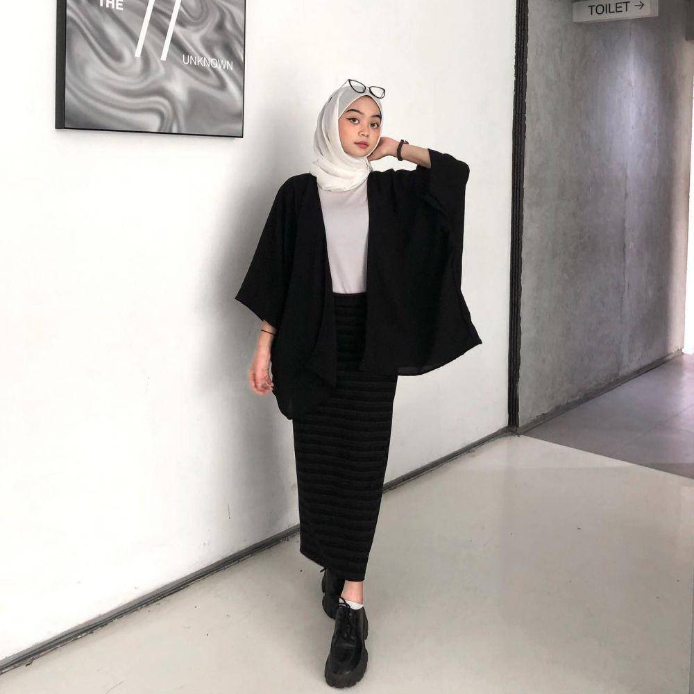 OOTD hijab monokrom (instagram.com/zahraanrl)