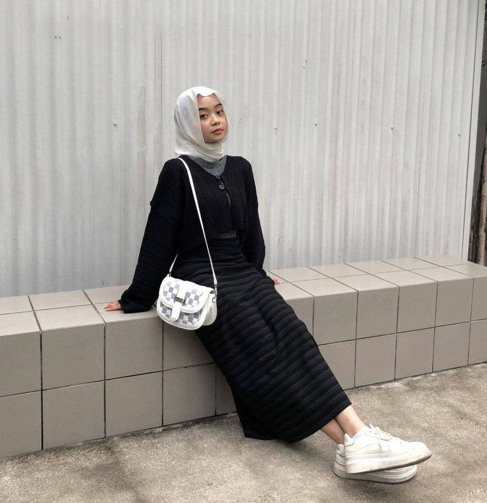 OOTD hijab monokrom (instagram.com/zahraanrl)