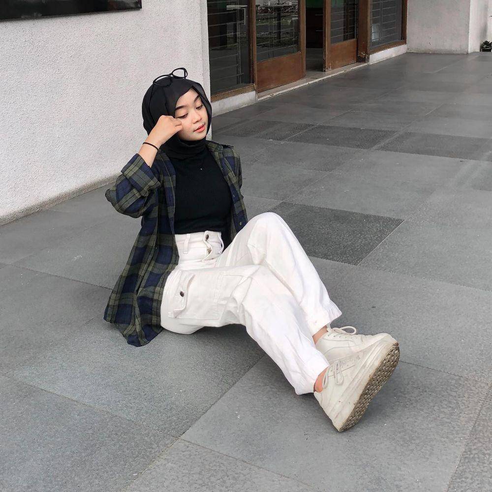 OOTD hijab monokrom (instagram.com/zahraanrl)