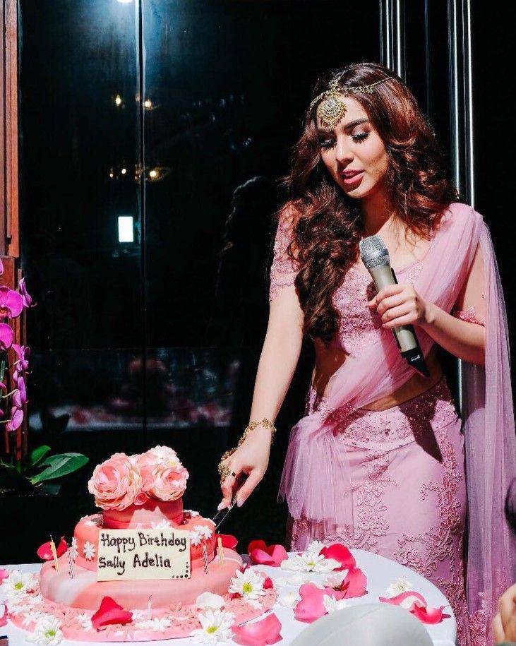 pesta artis tema Bollywood (instagram.com/sallyadelia)