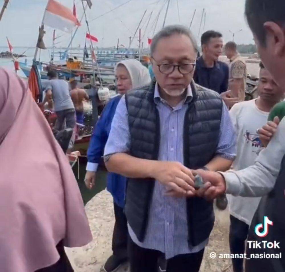 Ketua Umum Partai Amanat Nasional (PAN), Zulkifli Hasan ketika membagi-bagikan uang 50 ribu ke warga sekitar. (Tangkapan layar TikTok PAN)