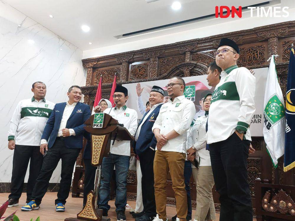 Tim dari NasDem dan Partai Kebangkitan Bangsa (PKB) memberikan keterangan pers usai rapat pada Rabu, 13 September 2023. (IDN Times/Santi Dewi)
