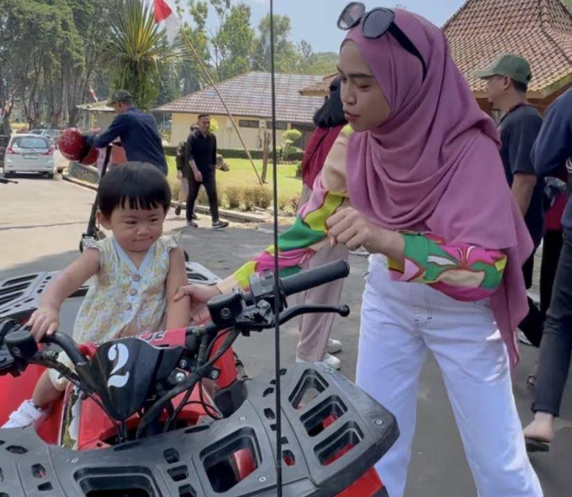 potret Moana jajal main ATV (Instagram.com/riaricis1795)