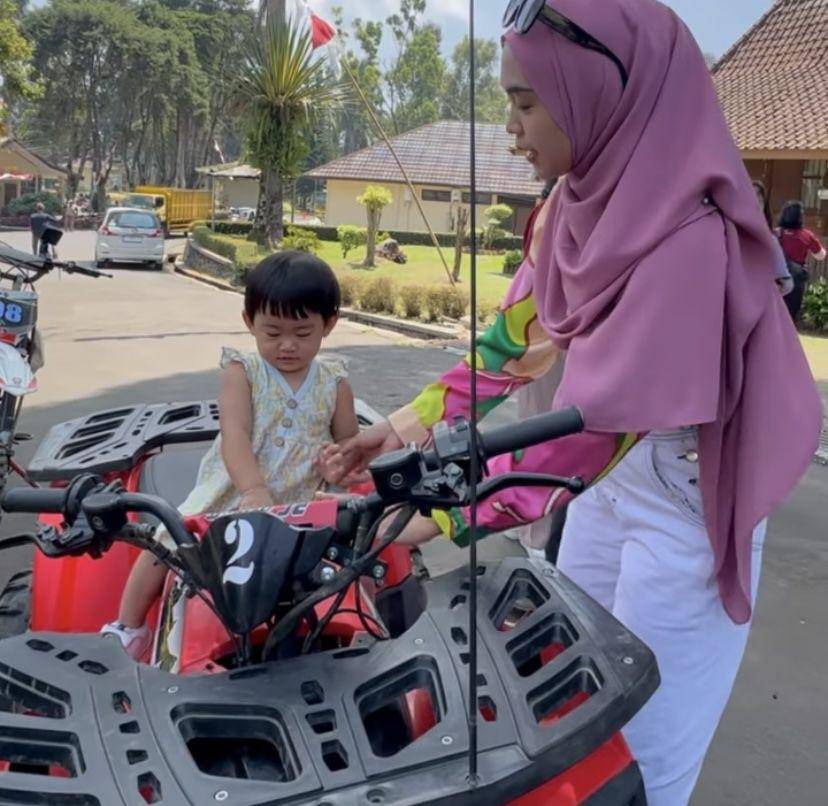 potret Moana jajal main ATV (Instagram.com/riaricis1795)