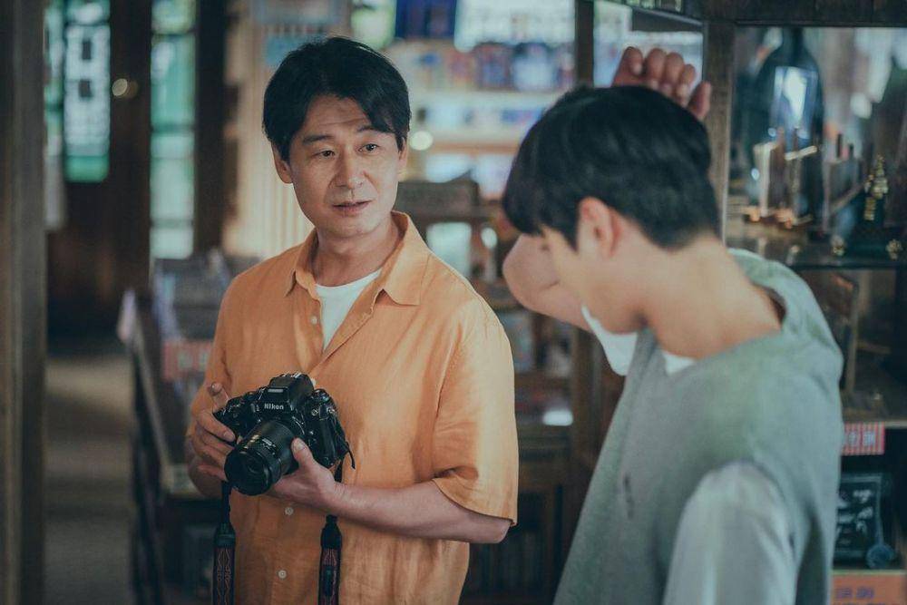 cuplikan Park Hyuk Kwon dan Ahn Hyo Seop di drakor A Time Called You (instagram.com/lim_hyoseon)