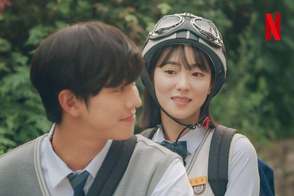 cuplikan Ahn Hyo Seop dan Jeon Yeo Been di drakor A Time Called You (instagram.com/netflixkr)