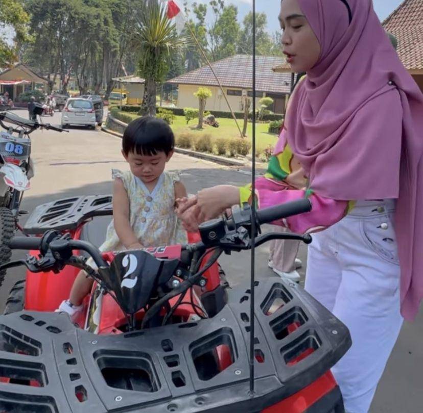 potret Moana jajal main ATV (Instagram.com/riaricis1795)
