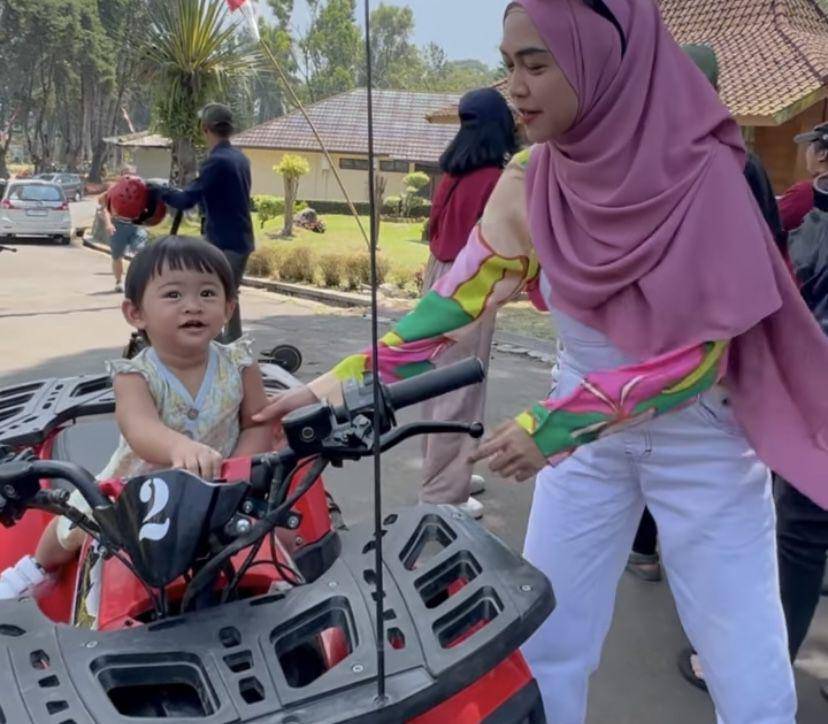 potret Moana jajal main ATV (Instagram.com/riaricis1795)