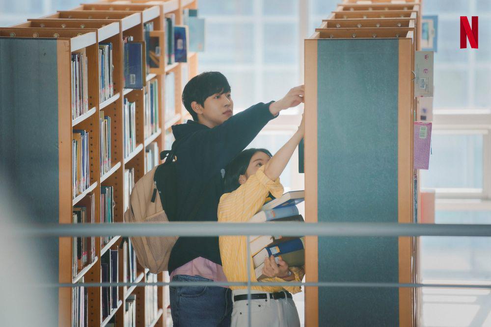 10 Cara PDKT ala Koo Yeon Jun di A Time Called You, Bikin Baper!