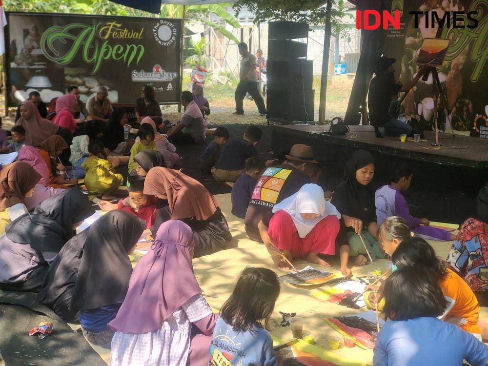 Inin Nastain/ lomba menggambar adalah salah satu kegiatan dalam festival Apem