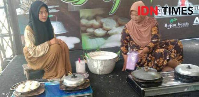 Inin Nastain/ Aktivitas membuat apem pada festival Apem