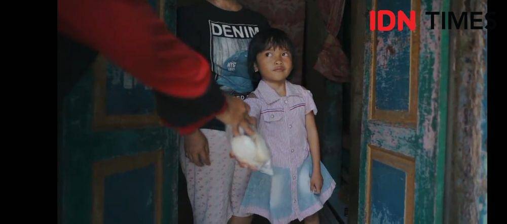 Inin Nastain/ Tangkapan layar video berbagi apem pada festival Apem