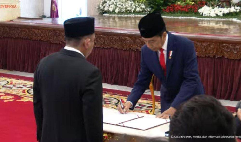 Presiden Jokowi melantik Laksamana Madya Irvansyah sebagai Kepala Badan Keamanan Laut dan Sahat Manaor Panggabean sebagai Kepala Badan Karantina Indonesia (Youtube.com/Sekretariat Presiden)