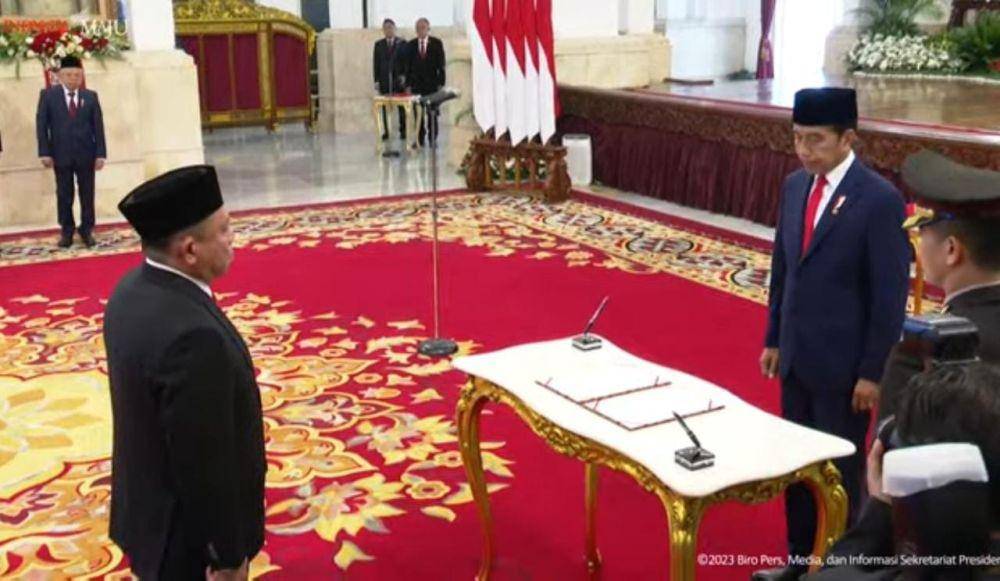 Presiden Jokowi melantik Laksamana Madya Irvansyah sebagai Kepala Badan Keamanan Laut dan Sahat Manaor Panggabean sebagai Kepala Badan Karantina Indonesia (Youtube.com/Sekretariat Presiden)